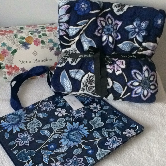 Vera Bradley Other - 🌼 Vera Bradley Throw & Market Tote set Tropics